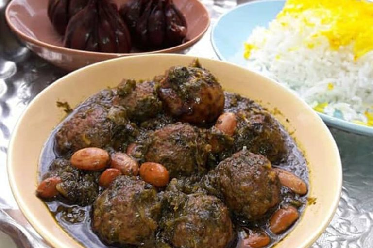 طرز تهیه خورشت قورمه سبزی با گوشت قلقلی